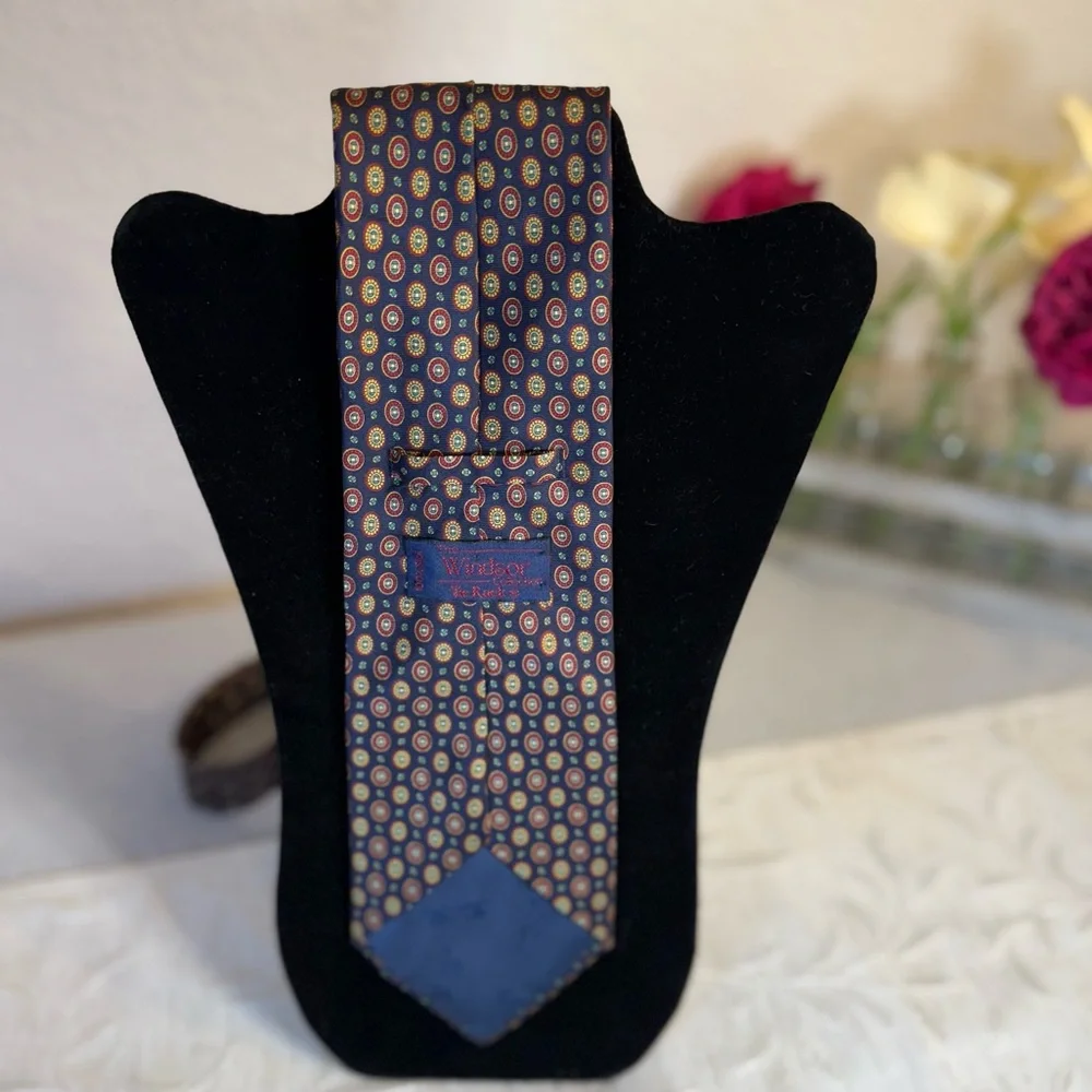 Men’s Vintage Windsor Collection Tie Rack Silk. Navy and burgundy Neat medallion